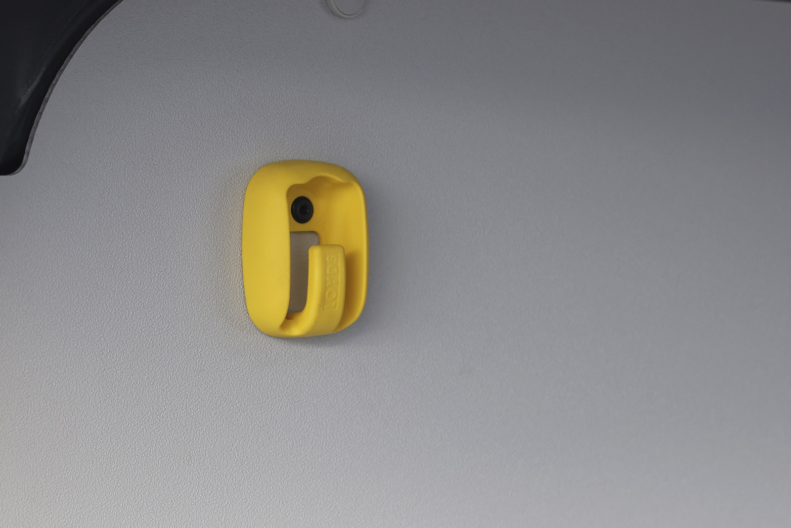 Smart Hook veggkroker for enkel oppheng av klær i transportbil monterad i kedning