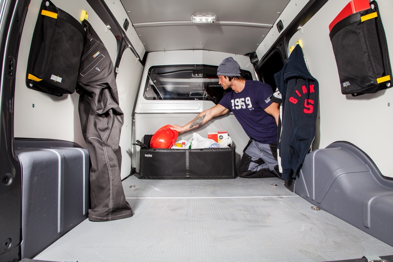 Smart Kit i transportbil som viser organisering med Smart Bag, Smart Pocket og Smart Hooks.