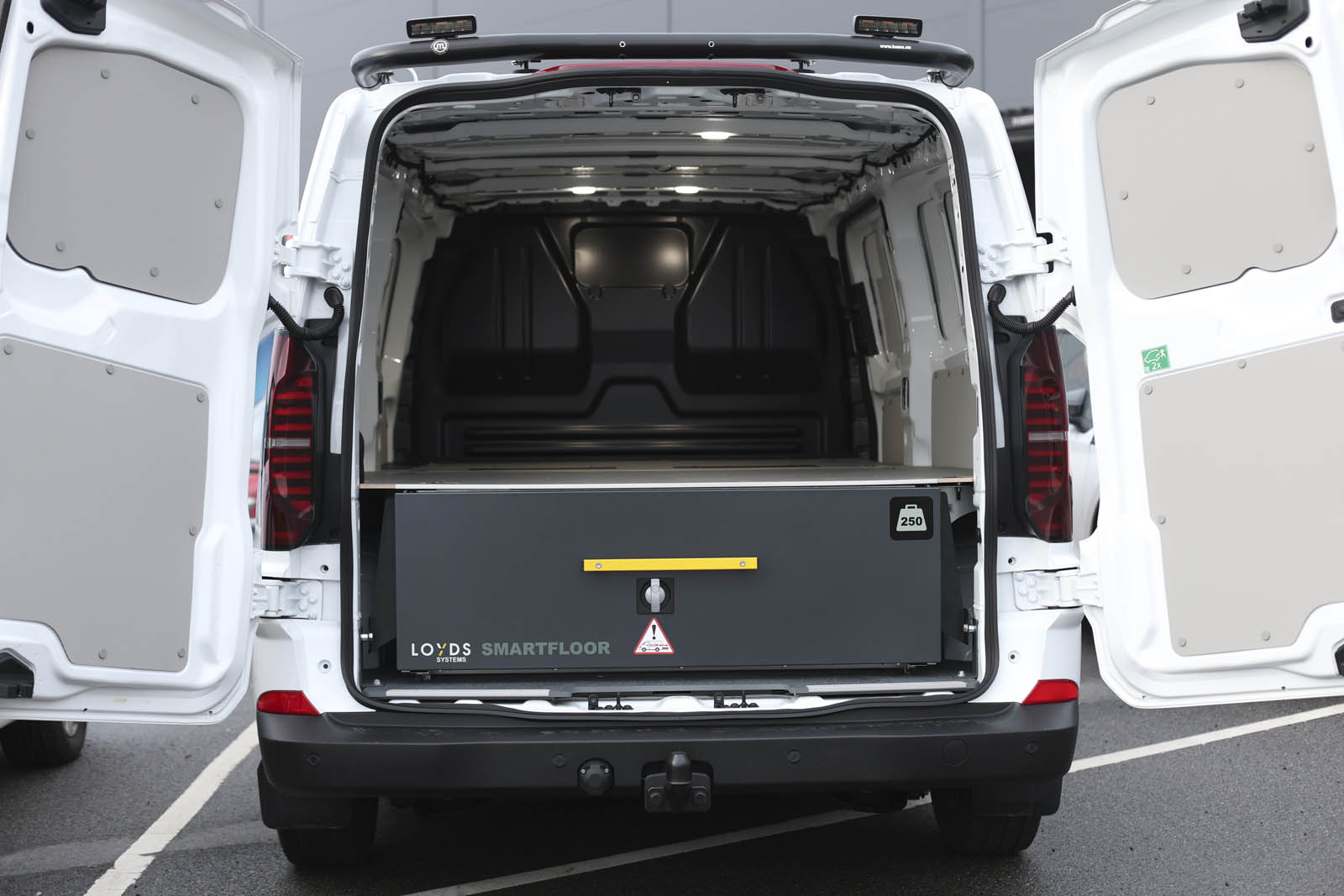 Smartfloor dobbelgulv i Volkswagen Transporter 7, sett bakfra, med uttrekksskuff i lukket posisjon.
