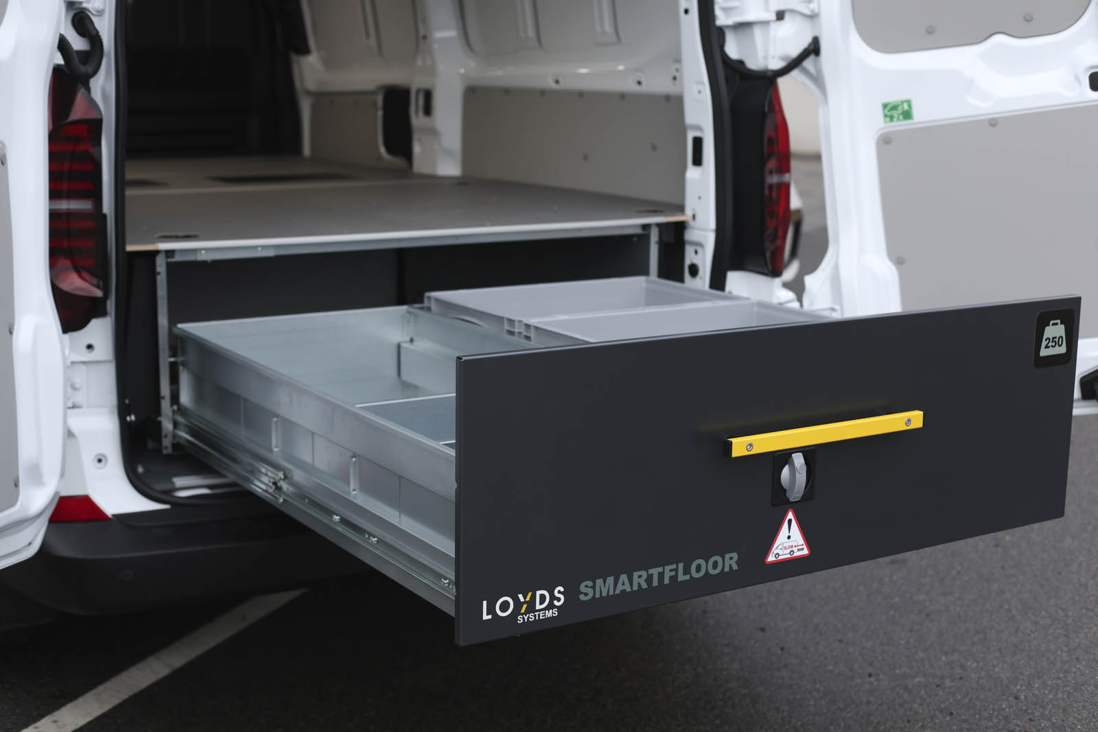 Smartfloor dobbelgulv i Volkswagen Transporter 7, sett bakfra, med uttrekksskuff i åpen posisjon.