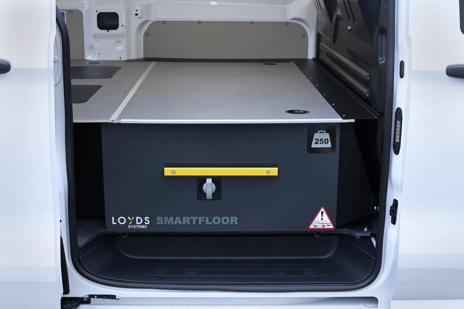 Smartfloor dobbelgulv i Volkswagen Transporter 7, sett fra siden, med én skyvedør og uttrekksskuff i lukket posisjon.