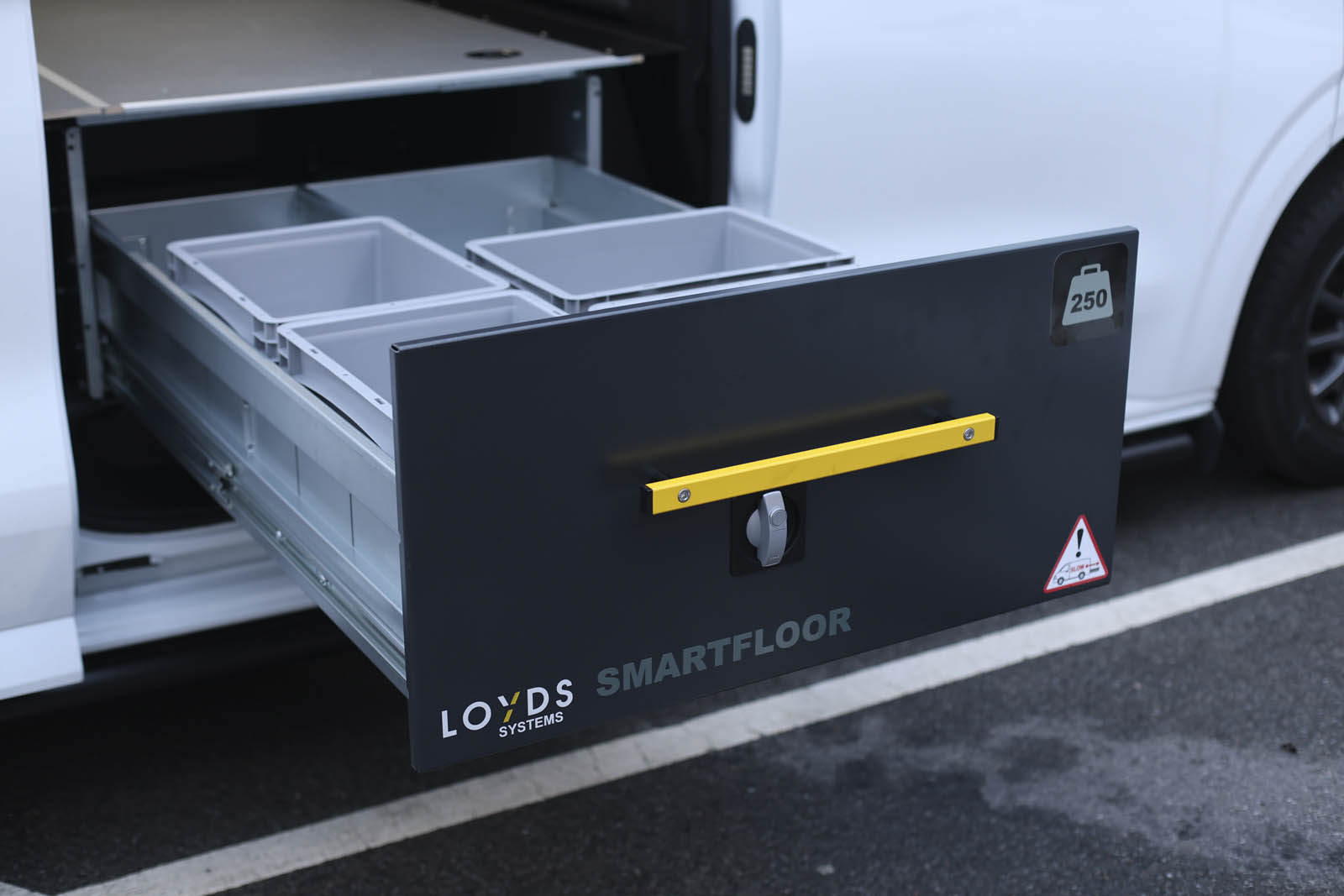 Smartfloor dobbelgulv i Volkswagen Transporter 7, sett fra siden, med én skyvedør og uttrekksskuff i åpen posisjon.