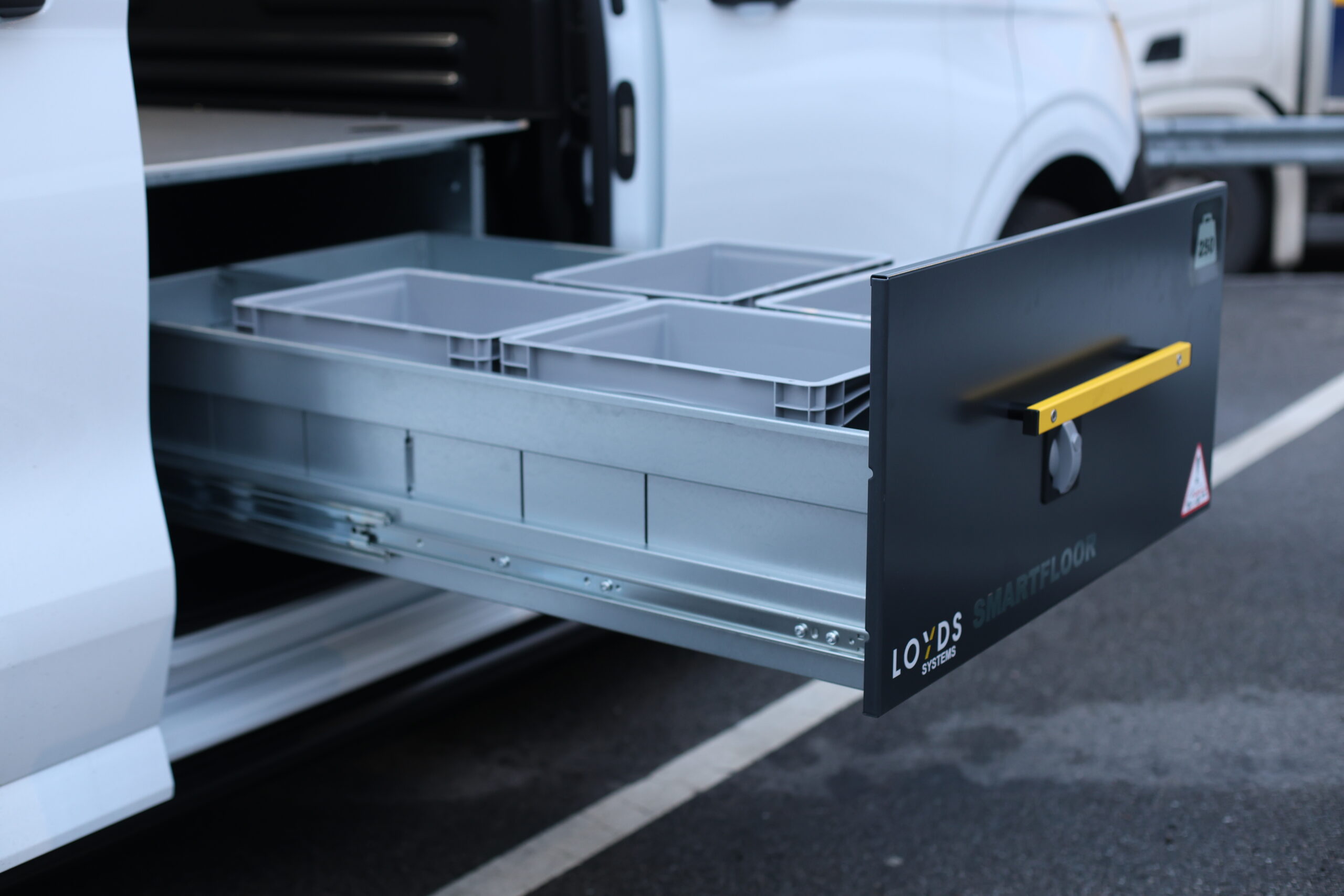 Frontmodul Smartfloor dobbelgulv i Volkswagen Transporter 7 L2, sett fra siden, med uttrekksskuff i åpen posisjon.