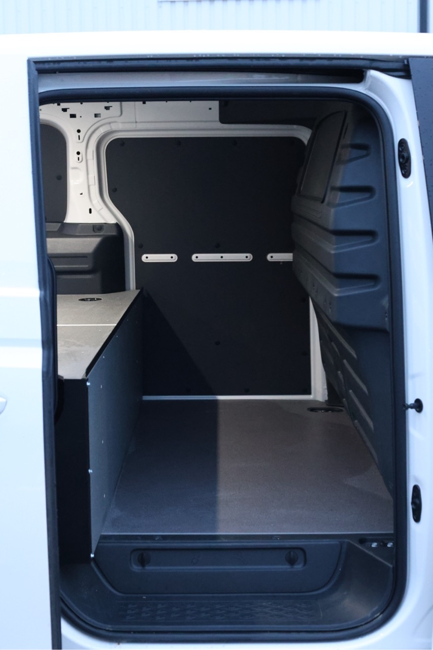 Smartfloor dobbelgulv bakmodul i Volkswagen ID. Buzz Cargo, sett fra siden, med én skyvedør og full høyde.